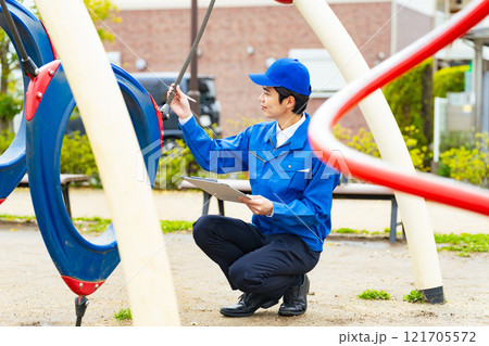 公園の遊具を安全点検する男性作業員 公園の遊具を安全点検する男性作業員 121705572