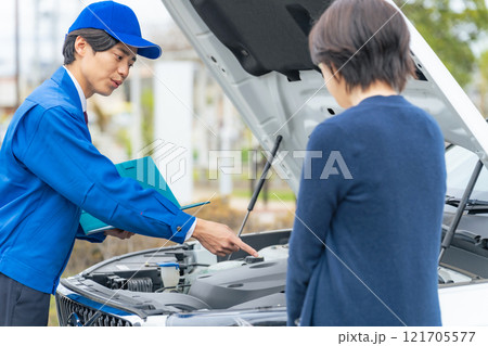 自動車を検査する作業員　ロードサービス 121705577