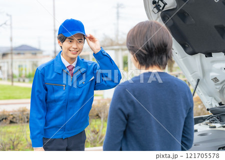 自動車を検査する作業員 ロードサービス 自動車を検査する作業員 ロードサービス 121705578