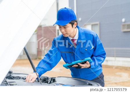 車のボンネットを開けて点検する男性作業員 自動車整備士 車のボンネットを開けて点検する男性作業員 自動車整備士 121705579