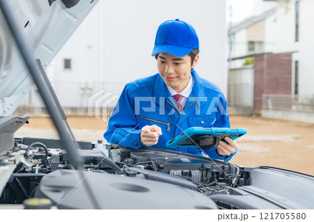 車のボンネットを開けて点検する男性作業員 自動車整備士 車のボンネットを開けて点検する男性作業員 自動車整備士 121705580