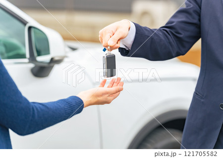 自動車のスマートキーを手渡す男性 レンタカー 納車 自動車のスマートキーを手渡す男性 レンタカー 納車 121705582