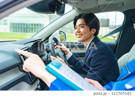 運転指導を受ける男性 自動車教習所 試乗車 カーディーラー 運転指導を受ける男性 自動車教習所 試乗車 カーディーラー 121705585