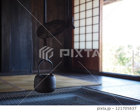 囲炉裏のある風景 121705637