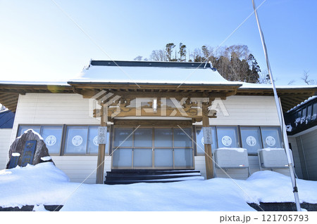 冬の北海道八雲町で一行山円融寺境内の風景を撮影 121705793