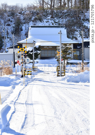 冬の北海道八雲町で一行山円融寺境内の風景を撮影 121705796