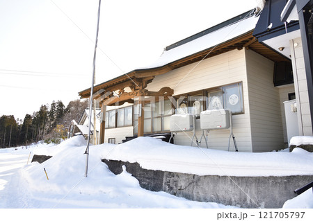 冬の北海道八雲町で一行山円融寺境内の風景を撮影 121705797