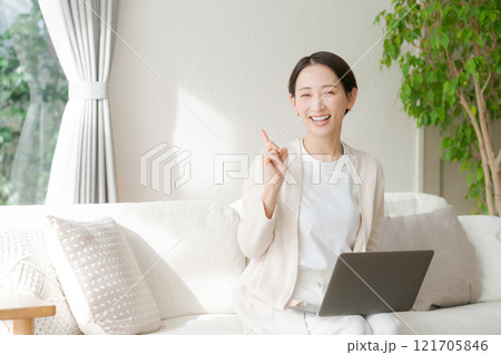ソファでパソコン作業をする女性 ソファでパソコン作業をする女性 121705846