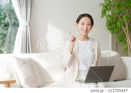 ソファでパソコン作業をする女性 ソファでパソコン作業をする女性 121705847