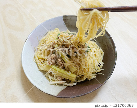 豚こま肉の入った焼きビーフンを食べる 豚こま肉の入った焼きビーフンを食べる 121706365