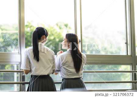 話をする女子高生の後ろ姿 教室 話をする女子高生の後ろ姿 教室 121706372