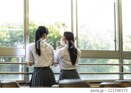 話をする女子高生の後ろ姿　教室 121706375