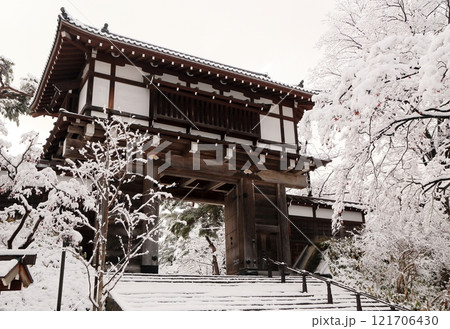 久保田城の城門雪景色 121706430