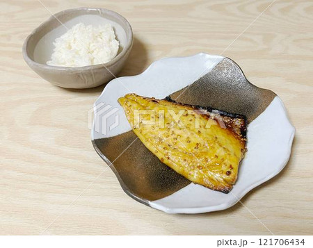 白身魚のみりん干しと白飯の和定食 121706434