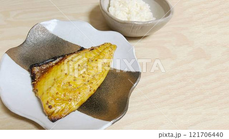 ヒラマサのみりん焼きと白飯(右余白) ヒラマサのみりん焼きと白飯(右余白) 121706440