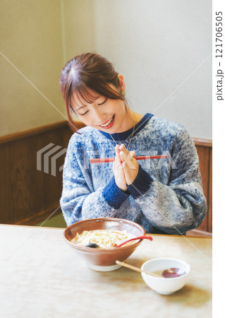 いただきますをしてラーメンを食べる若い女性 いただきますをしてラーメンを食べる若い女性 121706505