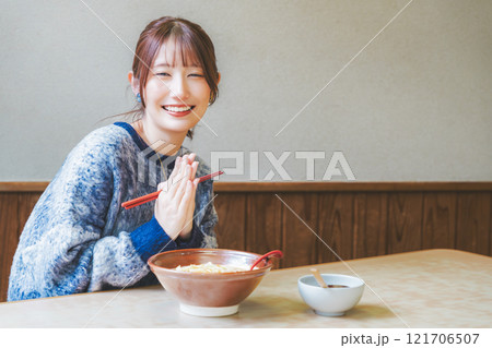いただきますをしてラーメンを食べる若い女性 いただきますをしてラーメンを食べる若い女性 121706507