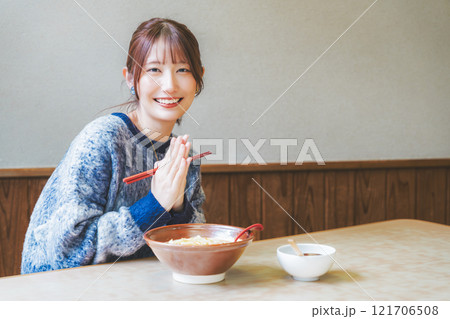いただきますをしてラーメンを食べる若い女性 いただきますをしてラーメンを食べる若い女性 121706508