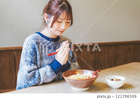 いただきますをしてラーメンを食べる若い女性 いただきますをしてラーメンを食べる若い女性 121706509