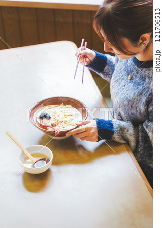 おいしいラーメンを食べてしあわせな若い女性 121706513