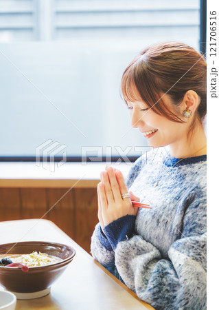 いただきますをしてラーメンを食べる若い女性 121706516