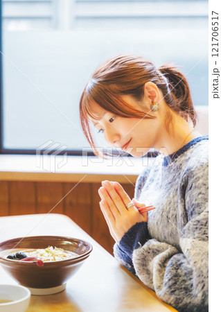 いただきますをしてラーメンを食べる若い女性 121706517