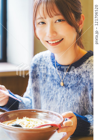 おいしいラーメンを食べてしあわせな若い女性 121706520
