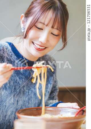 おいしいラーメンを食べてしあわせな若い女性 121706531