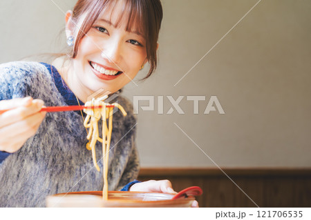 おいしいラーメンを食べてしあわせな若い女性 おいしいラーメンを食べてしあわせな若い女性 121706535