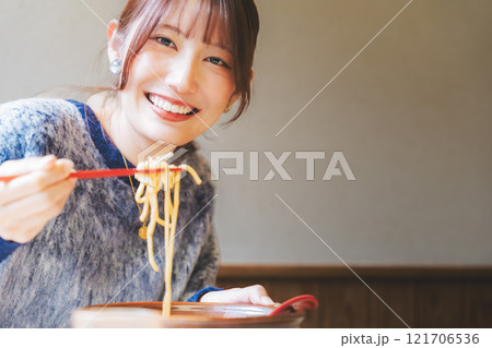 おいしいラーメンを食べてしあわせな若い女性 おいしいラーメンを食べてしあわせな若い女性 121706536