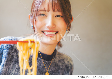 おいしいラーメンを食べてしあわせな若い女性 おいしいラーメンを食べてしあわせな若い女性 121706538