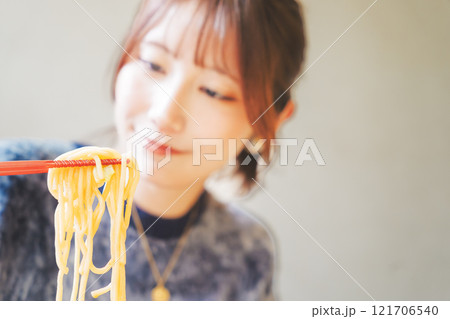 おいしいラーメンを食べてしあわせな若い女性 おいしいラーメンを食べてしあわせな若い女性 121706540