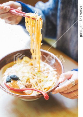 おいしいラーメンを食べてしあわせな若い女性 121706541