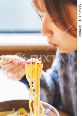 おいしいラーメンを食べてしあわせな若い女性 おいしいラーメンを食べてしあわせな若い女性 121706545