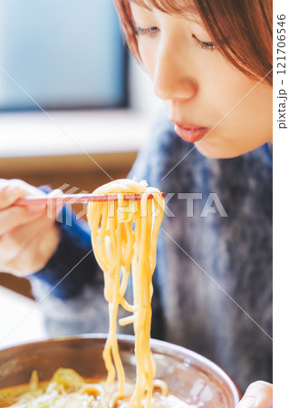 おいしいラーメンを食べてしあわせな若い女性 おいしいラーメンを食べてしあわせな若い女性 121706546