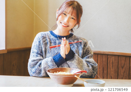 いただきますをしてラーメンを食べる若い女性 121706549