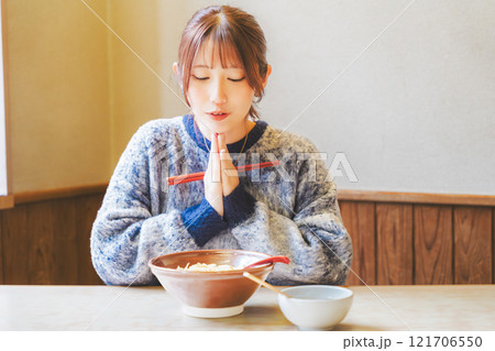 いただきますをしてラーメンを食べる若い女性 いただきますをしてラーメンを食べる若い女性 121706550