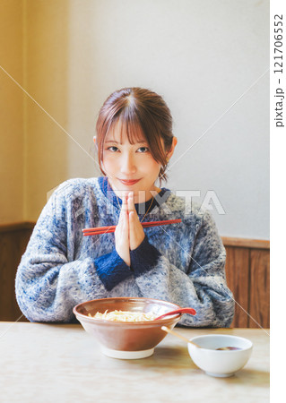 いただきますをしてラーメンを食べる若い女性 121706552