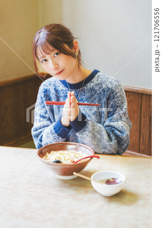 いただきますをしてラーメンを食べる若い女性 いただきますをしてラーメンを食べる若い女性 121706556