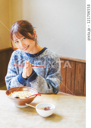 いただきますをしてラーメンを食べる若い女性 121706558