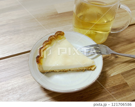 チーズタルトとティーの乗ったテーブル チーズタルトとティーの乗ったテーブル 121706586