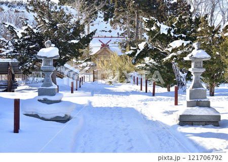 冬の北海道八雲町で山越諏訪神社境内の風景を撮影 冬の北海道八雲町で山越諏訪神社境内の風景を撮影 121706792