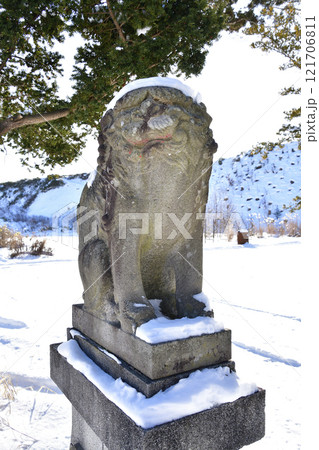 冬の北海道八雲町で山越諏訪神社境内の風景を撮影 冬の北海道八雲町で山越諏訪神社境内の風景を撮影 121706811