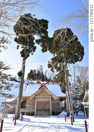 冬の北海道八雲町で山越諏訪神社境内の風景を撮影 121706812