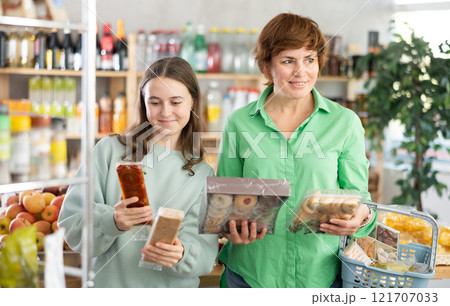 Woman with a child chooses sweets 121707033