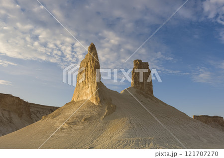 カザフスタン・マンギスタウ 西日に照らされるボズジラの岩山 Bozjyra, Kazakhstan カザフスタン・マンギスタウ 西日に照らされるボズジラの岩山 Bozjyra, Kazakhstan 121707270