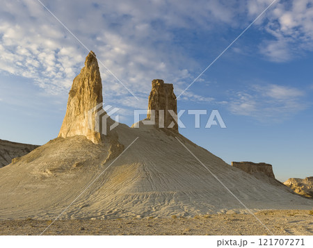 カザフスタン・マンギスタウ 西日に照らされるボズジラの岩山 Bozjyra, Kazakhstan カザフスタン・マンギスタウ 西日に照らされるボズジラの岩山 Bozjyra, Kazakhstan 121707271