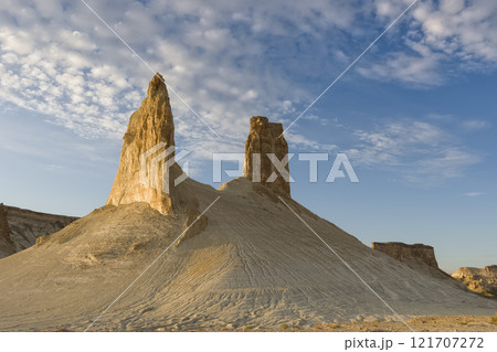 カザフスタン・マンギスタウ 西日に照らされるボズジラの岩山 Bozjyra, Kazakhstan 121707272