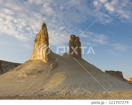 カザフスタン・マンギスタウ 西日に照らされるボズジラの岩山 Bozjyra, Kazakhstan 121707274