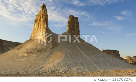 カザフスタン・マンギスタウ 西日に照らされるボズジラの岩山 Bozjyra, Kazakhstan 121707276